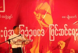 Ko Ko Gyi speaks to the crowd in Henzada on Friday.(PHOTO:DVB)
