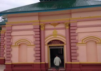 Volunteers collect donations to assist flood victims (PHOTO:DVB)